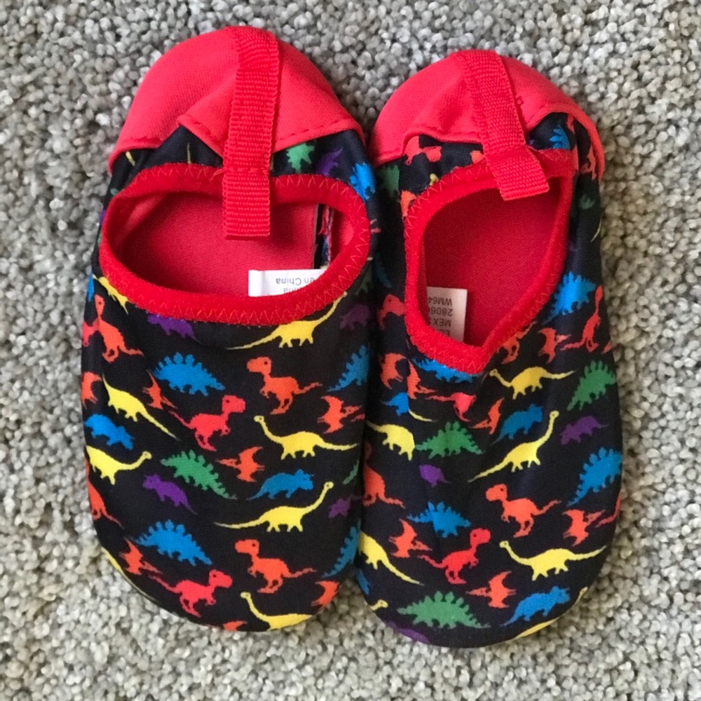 SOLD.5/6 toddler Watershoes.